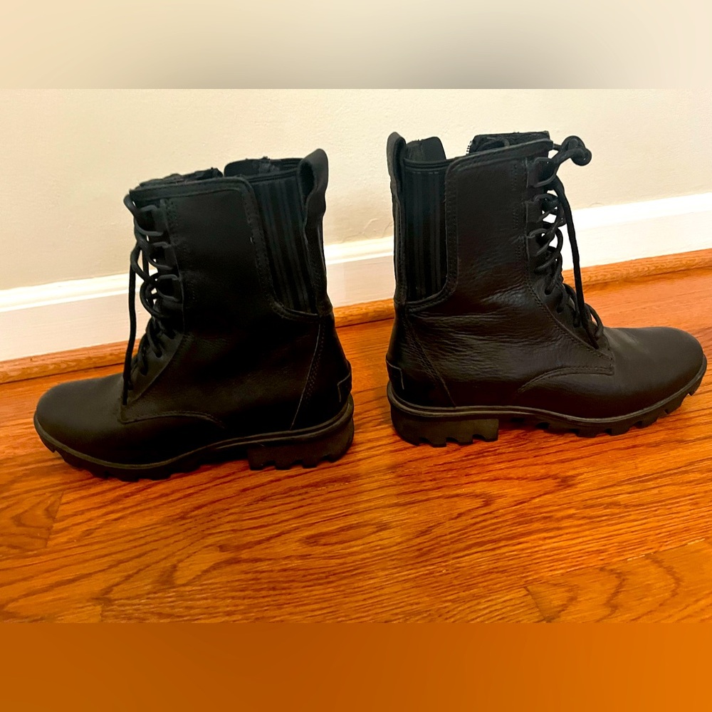 Sorel Black Boots 8.5 barely worn.